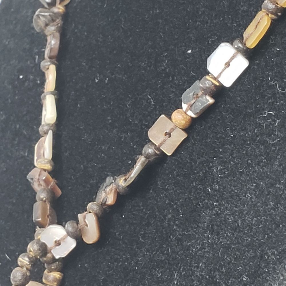 ARTISAN Handpainted Shell Necklace Floral - Picture 4 of 7